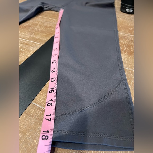 Fabletics Crop Leggings - Picture 5 of 8